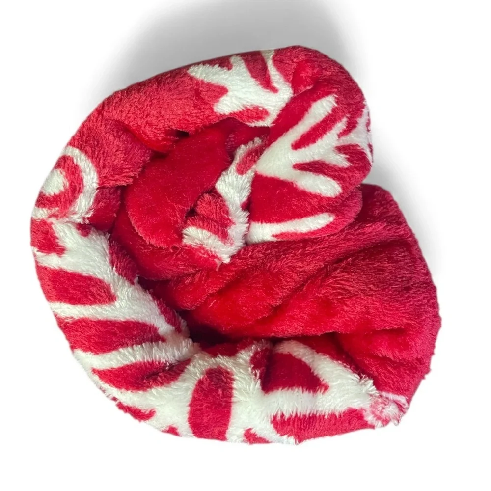 Christmas Snowflakes Plush Throw 50x60 Red White Holiday Gift Present NEW NWT